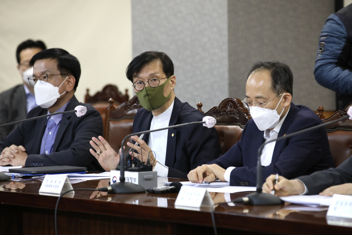 ▲레고랜드 디폴트 사태가 불러온 채권 및 단기금융시장 불안에 한달만에 경제·금융담당 수장들이 머리를 맞댔다. 사진은 21일 낮 서울 중구 명동 은행회관에서 열린 비상 거시경제금융회의 후 이창용(왼쪽에서 두번재) 한국은행 총재가 기자들의 질문에 답하고 있다. 사진 왼쪽부터 최상목 경제수석, 이창용 한은 총재, 추경호 경제부총리 겸 기획재정부 장관. (한국은행)