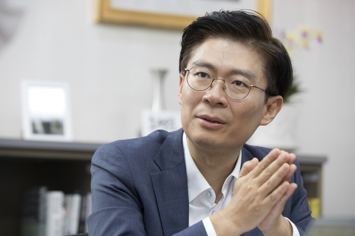 ▲조정훈 시대전환 의원이 국회 의원회관 의원실에서 인터뷰를 하고 있다. (사진제공=조정훈 의원실)
