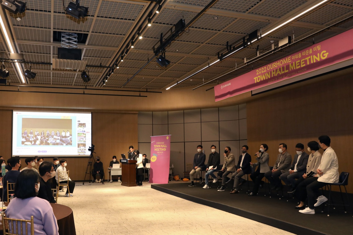 ▲21일 아워홈 마곡 본사에서 열린 타운홀 미팅에서 구지은 부회장이 직원의 질문에 답변하고 있다. (사진제공=아워홈)