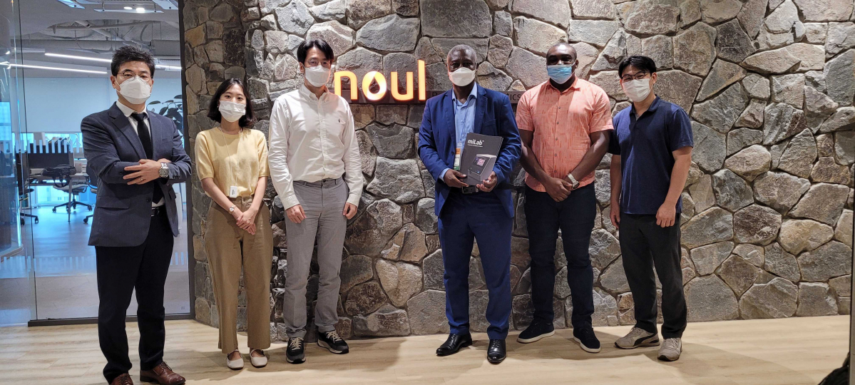 ▲임찬양 노을 대표(왼쪽 세 번째)와 카메룬파스퇴르연구소 말라리아 연구 팀장인 로렌스 아용(Lawrence Ayong) 박사(왼쪽 네 번째)를 포함한 관계자들이 기념 촬영하고 있다. (사진제공=노을)