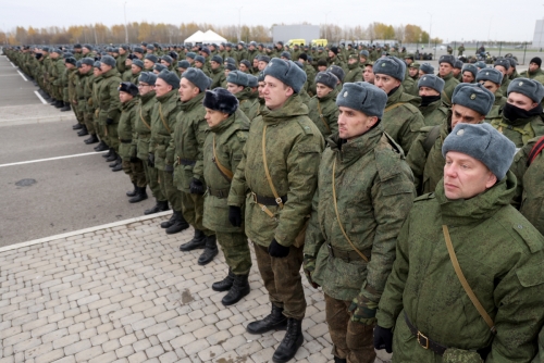 ▲블라디미르 푸틴 러시아 대통령이 발동한 군동원령에 따라 징집된 러시아 남성들이 모여 있다. 카잔(러시아)/타스연합뉴스
