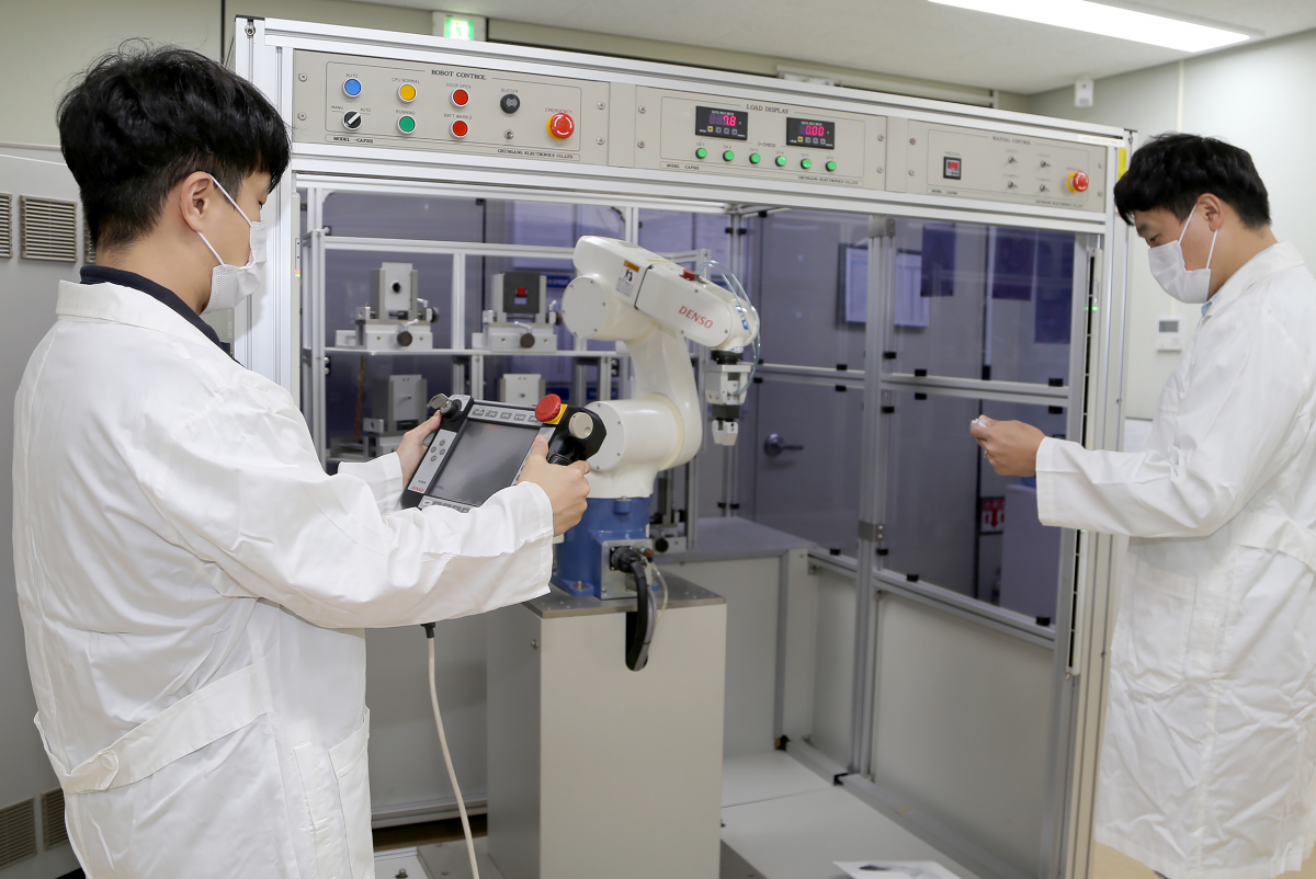 ▲한국산업기술시험원(KTL) 직원이 기능안전 분야 평가를 준비하고 있다. (사진=한국산업기술시험원 제공)