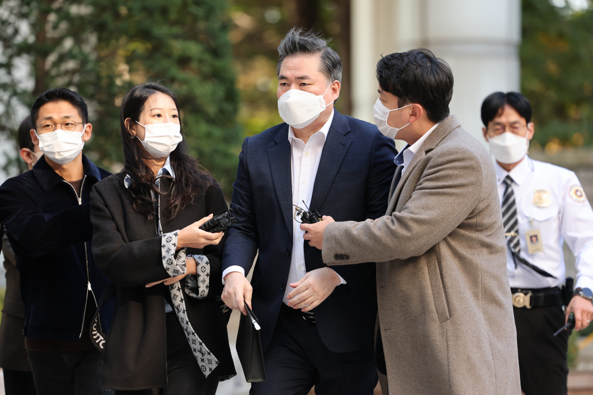 ▲유동규 전 성남도시개발공사 본부장이 대장동 개발 사업 관련 속행 공판을 받기 위해 24일 서울중앙지방법원으로 출석하고 있다. (공동취재사진)