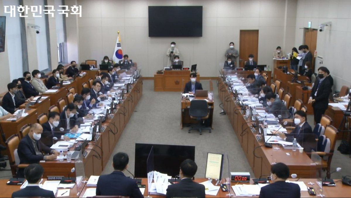 ▲24일 정무위원회가 신현성 차이홀드코 총괄, 이정훈 빗썸 전 의장, 김서준 해시드 대표, 김승유 전 하나금융지주 대표이사에 대한 동행명령장을 발부했다. (사진출처=인터넷의사중계시스템 캡쳐)