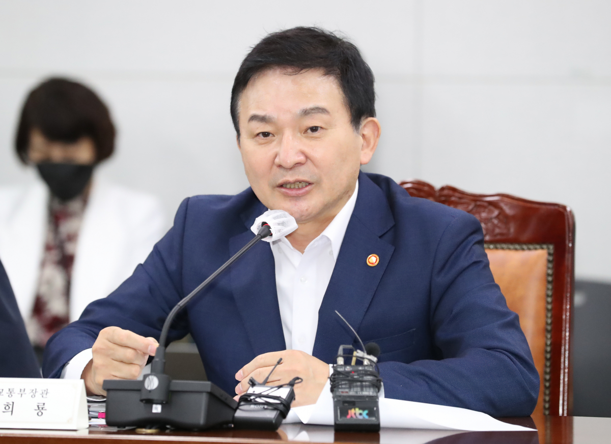 ▲원희룡 국토교통부 장관이 24일 오후 세종시 정부세종청사에서 경기 안양·성남·부천·군포·고양시 등 1기 신도시 지방자치단체장들과 간담회를 갖고 있다 (사진=뉴시스)