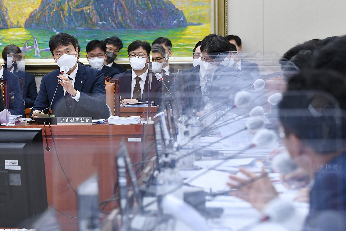 ▲이복현 금융감독원장이 24일 국회에서 열린 정무위원회의 금융위원회·금감원 종합 국정감사에서 의원들의 질문에 답하고 있다. (연합뉴스)