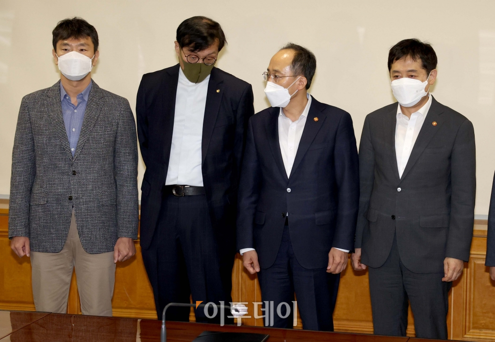 ▲추경호(오른쪽 두번째) 부총리 겸 기획재정부 장관과 이창용 한국은행 총재가 23일 서울 중구 은행회관에서 열린 비상거시경제금융회의에 앞서 대화하고 있다. 신태현 기자 holjjak@ (이투데이DB)
