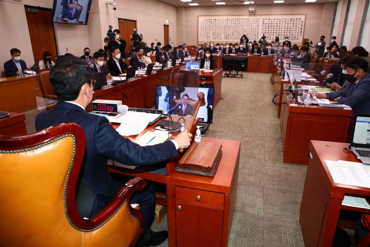 ▲24일 국회 법제사법위원회에서 열린 법무부, 법제처, 감사원 등에 대한 국정감사에서 김도읍 위원장이 의사봉을 두드리고 있다. (연합뉴스)