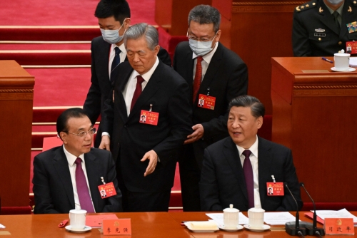 ▲후진타오 전 중국 국가주석이 22일 중국 공산당 20차 당 대회에서 돌연 퇴장하고 있다. 베이징/AP연합뉴스
