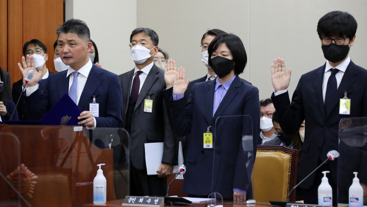 ▲김범수 카카오 미래이니셔티브센터장(왼쪽부터)과 최수연 네이버 대표, 이해진 네이버 글로벌투자책임자가 24일 국회에서 열린 과학기술정보방송통신위원회의 과학기술정보통신부 및 소관 감사대상기관에 대한 종합감사에서 증인 선서를 하고 있다. (연합뉴스)