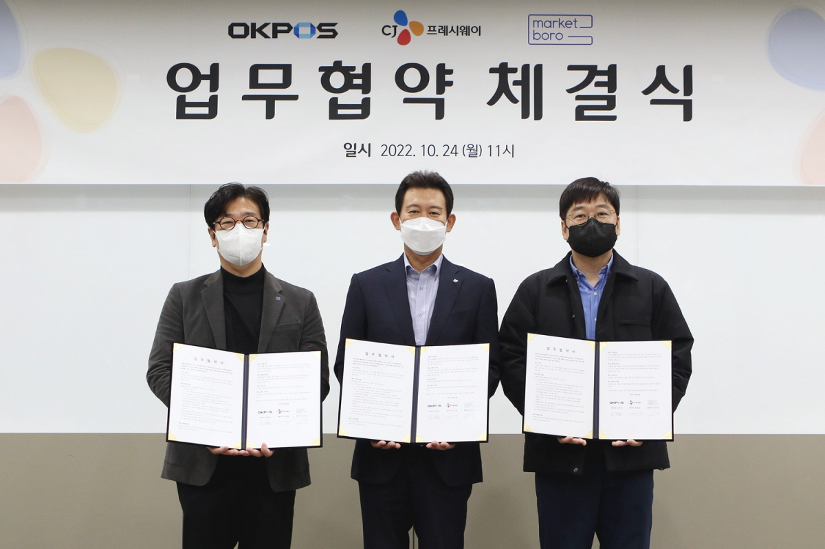 ▲24일 서울시 마포구에 있는 CJ프레시웨이 상암본사에서 정성필 CJ프레시웨이 대표이사(가운데)와 김정윤 오케이포스 대표이사(왼쪽), 임사성 마켓보로 대표이사(오른쪽)가 업무협약 체결 후 기념촬영을 하고 있다.  (사진제공=CJ프레시웨이)