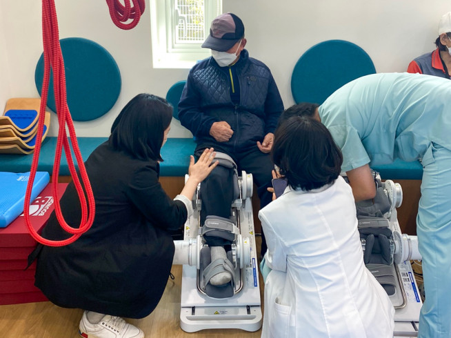 ▲환자가 에이치로보틱스의 '리블레스'를 체험하고 있다. (사진제공=에이치로보틱스)