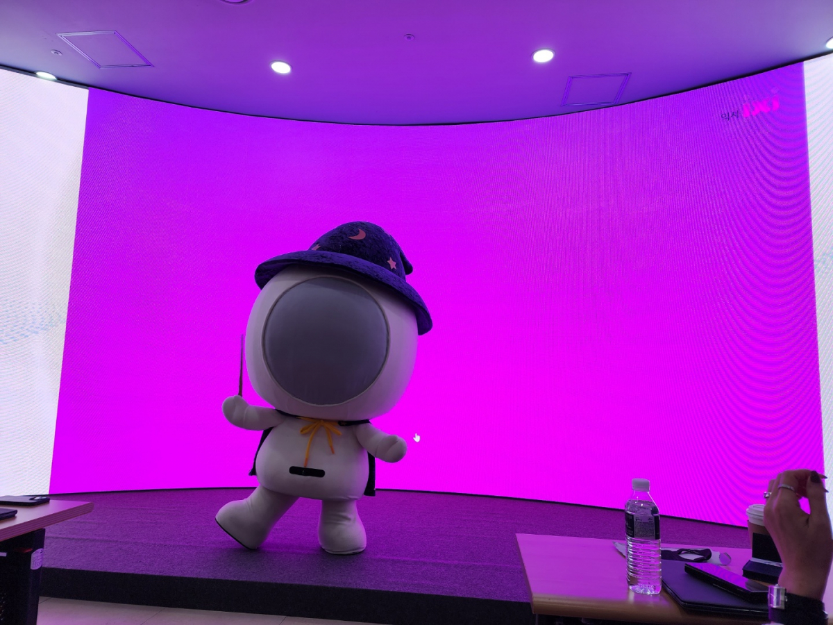 ▲LG유플러스의 대표 캐릭터 ‘마법사 홀맨’이 익시 홍보에 나선다.  (조성준 기자 tiatio@)