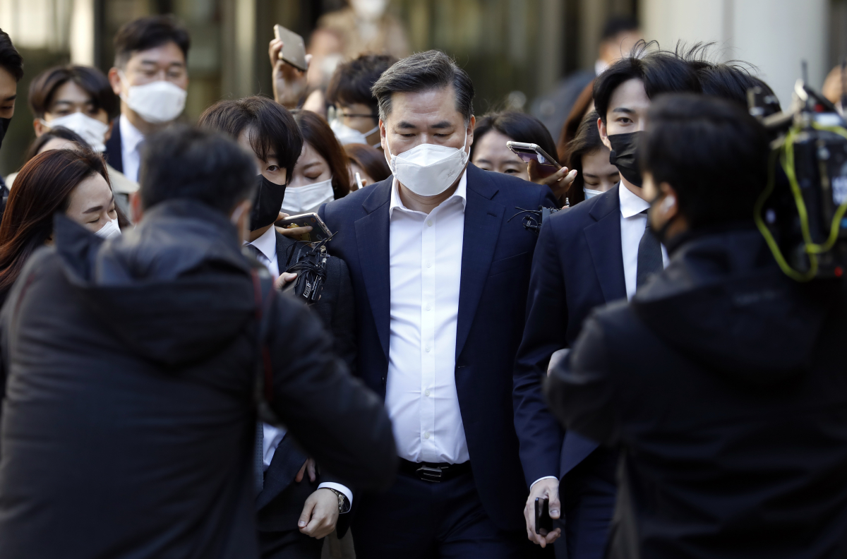 ▲유동규 전 성남도시개발공사 본부장이 24일 서울중앙지방법원에서 대장동 개발 사업 관련 오전 공판을 마치고 청사를 나서고 있다.  (뉴시스)