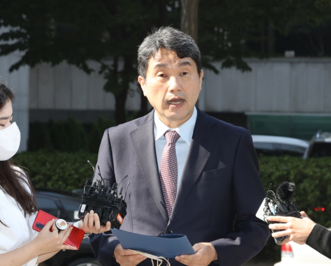 ▲이주호 사회부총리 겸 교육부 장관 후보자가 지나달 30일 오전 서울 여의도 한국교육시설안전원에 마련된 인사청문회 준비 사무실로 출근해 기자들의 질문에 답하고 있다. (뉴시스)