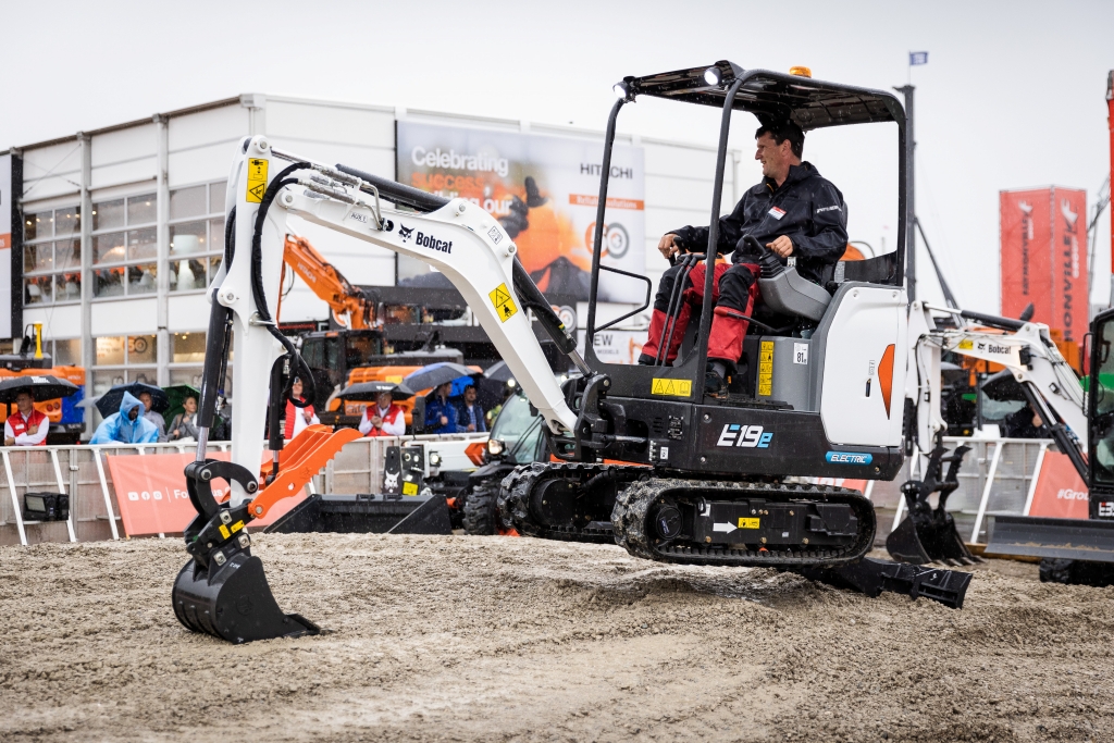 ▲두산밥캣이 ‘바우마 2022’에서 최고 공개한 2톤급 전기 굴착기 E19e. (사진제공=두산밥캣)