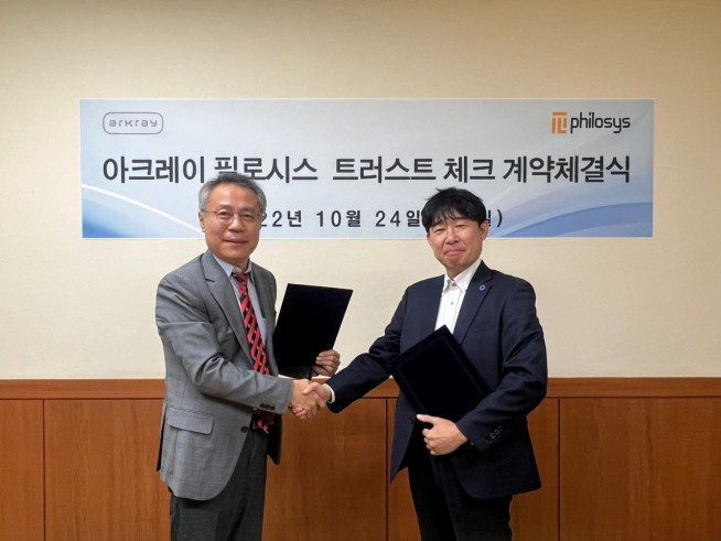 ▲필로시스가 세계적인 진단기술회사인 아크레이와 혈당측정기 및 혈당측정지 OEM 공급계약을 체결했다고 25일 밝혔다.<좌측부터 이자수 필로시스 대표, 이나가키 타케시 아크레이 지사장> (자료 = 필로시스)