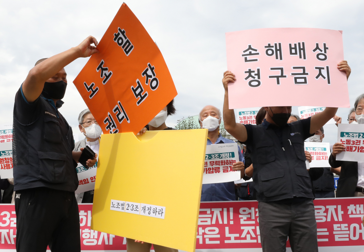 ▲원청 책임/손해배상 금지(노란봉투법) 노조법 2·3조 개정 운동본부 출범 기자회견이 열린 지난달 14일 서울 여의도 국회 앞에서 노동자들이 노란봉투에서 요구사항이 적힌 카드를 꺼내고 있다. (뉴시스)