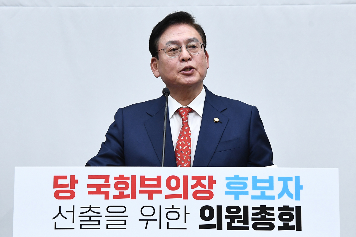 ▲[서울=뉴시스] 전진환 기자 = 국회부의장 후보로 선출된 정우택 국민이힘 의원이 25일 서울 여의도 국회에서 열린 부의장 후보자를 선출하기 위한 국민의힘 의원총회에서 소감을 전하고 있다. (공동취재사진) 2022.10.25.  photo@newsis.com