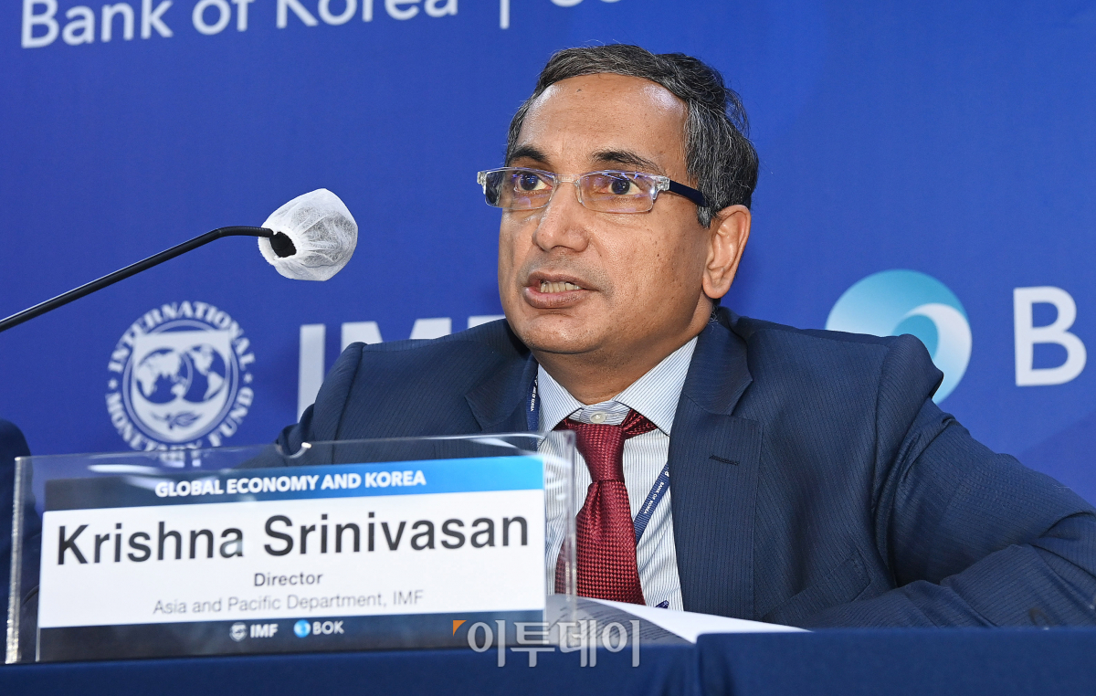▲크리슈나 스리니바산 국제통화기금(IMF) 국장이 지난해 10월 25일 한국은행에서 기자회견을 하고 있다. (사진공동취재단)
