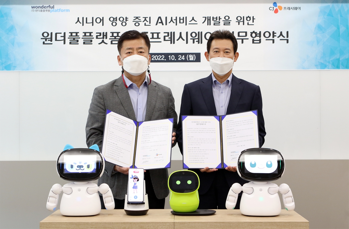 ▲지난 24일, 서울시 마포구 상암동에 위치한 CJ프레시웨이 상암본사에서 정성필 CJ프레시웨이 대표이사(오른쪽)와 구승엽 원더풀플랫폼 대표이사가 업무협약 체결 후 기념 촬영을 하고 있다. (사진제공=CJ프레시웨이)