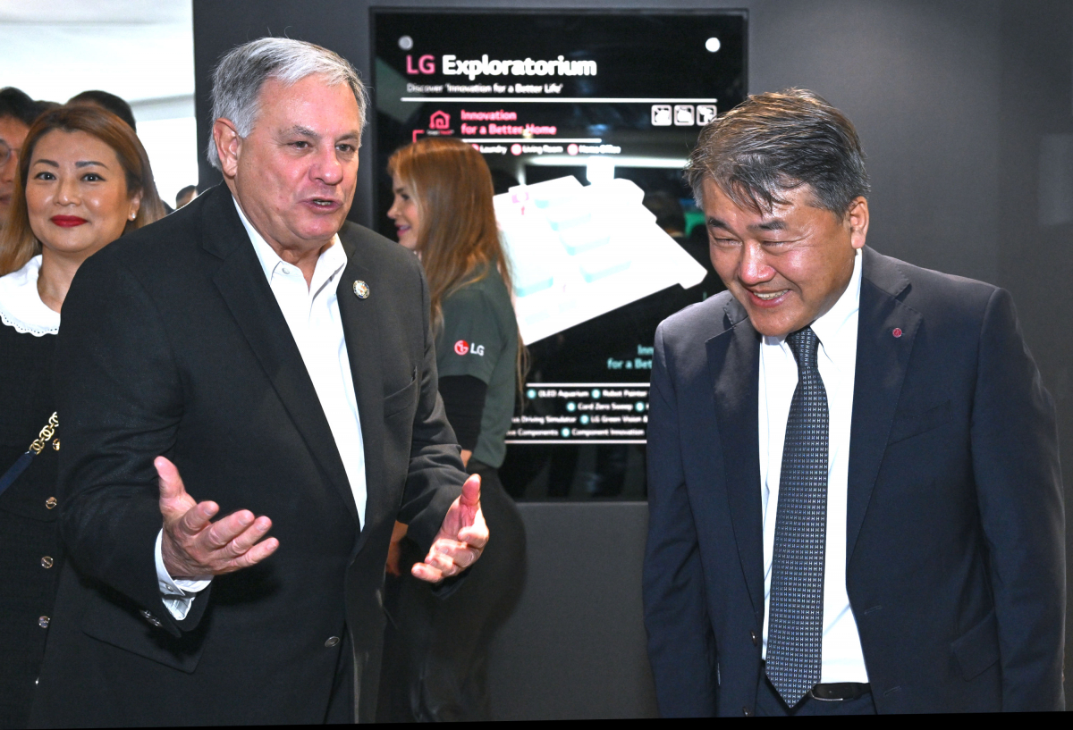 ▲LG 과학관 오픈 행사에 참석한 짐 테데스코 버겐 카운티장과 LG전자 북미지역대표 윤태봉 부사장이 이야기를 나누고 있다. (사진제공=LG전자)