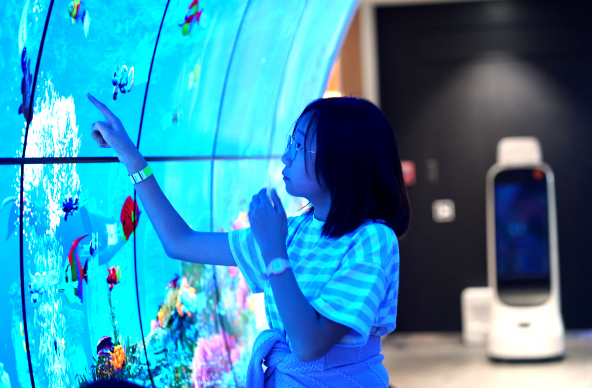 ▲LG 과학관을 방문한 어린이가 대화형 디지털 사이니지, 전기차 구동 시뮬레이터 등을 체험하고 있다.     (사진제공=LG전자)
