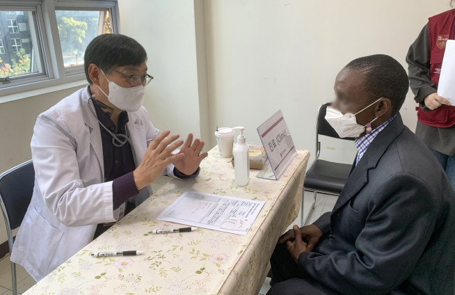 ▲박건우 고려대안암병원 신경과 교수가 의료지원 현장에서 상담을 진행하고 있다. (사진제공=고려대의료원)