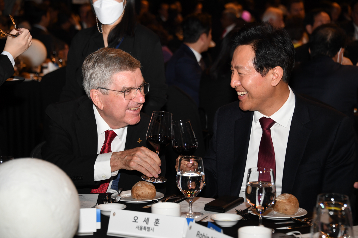 ▲오세훈 서울시장이 20일 서울 강남구 그랜드인터콘티넨탈 서울 파르나스에서 열린 2022 제26차 국가올림픽위원회연합회(ANOC) 총회 공식 만찬에서 토마스 바흐 IOC 위원장과 건배하고 있다. (사진제공=서울시)
