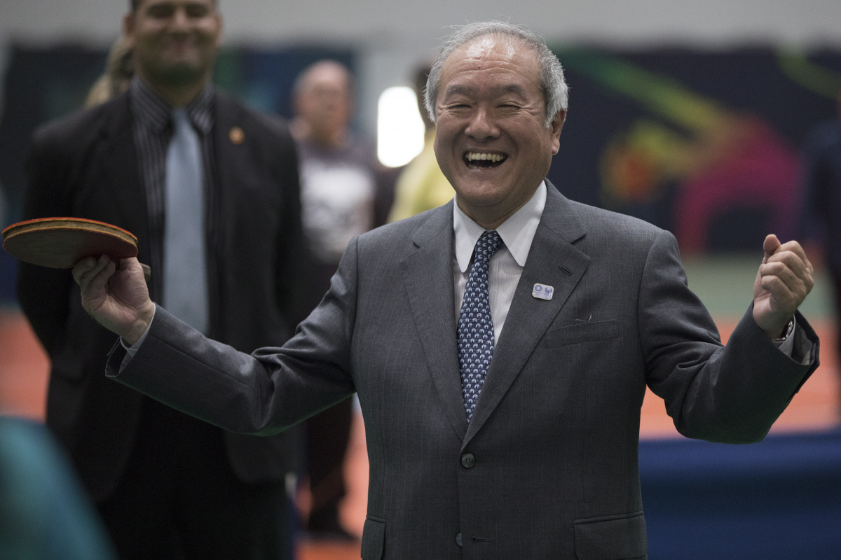 ▲스즈키 순이치 일본 재무상이 올림픽 장관인 시절인 2018년 1월 9일(현지시간) 브라질 리우데자네이루 올림픽 공원에서 브라질 선수와 탁구를 치고 있다. 리우데자네이루(브라질)/AP뉴시스