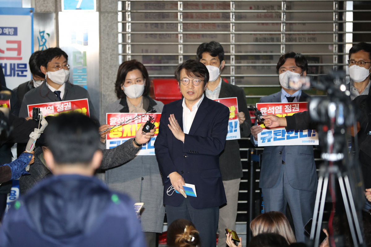 ▲[서울=뉴시스] 전진환 기자 = 김의겸 더불어민주당 대변인이 19일 저녁 서울 여의도 더불어민주당사 앞에서 검찰이 압수수색 불발한 뒤 브리핑을 하고 있다. amin2@newsis.com