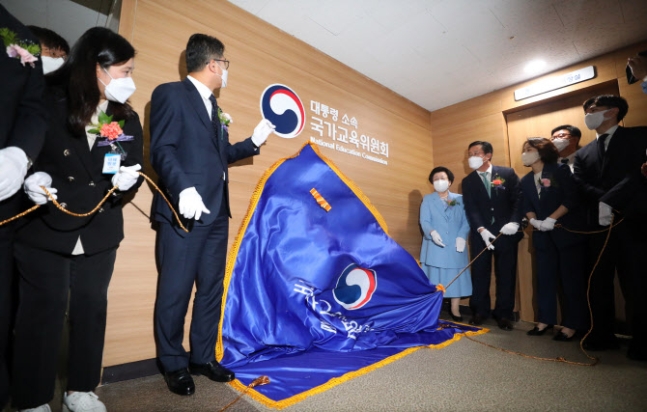 ▲이배용(오른쪽 다섯번째) 대통령 소속 국가교육위원장이 지난달 27일 오후 서울 종로구 정부서울청사에서 열린 국교위 출범식에 참석해 현판식을 하고 있다. (뉴시스)