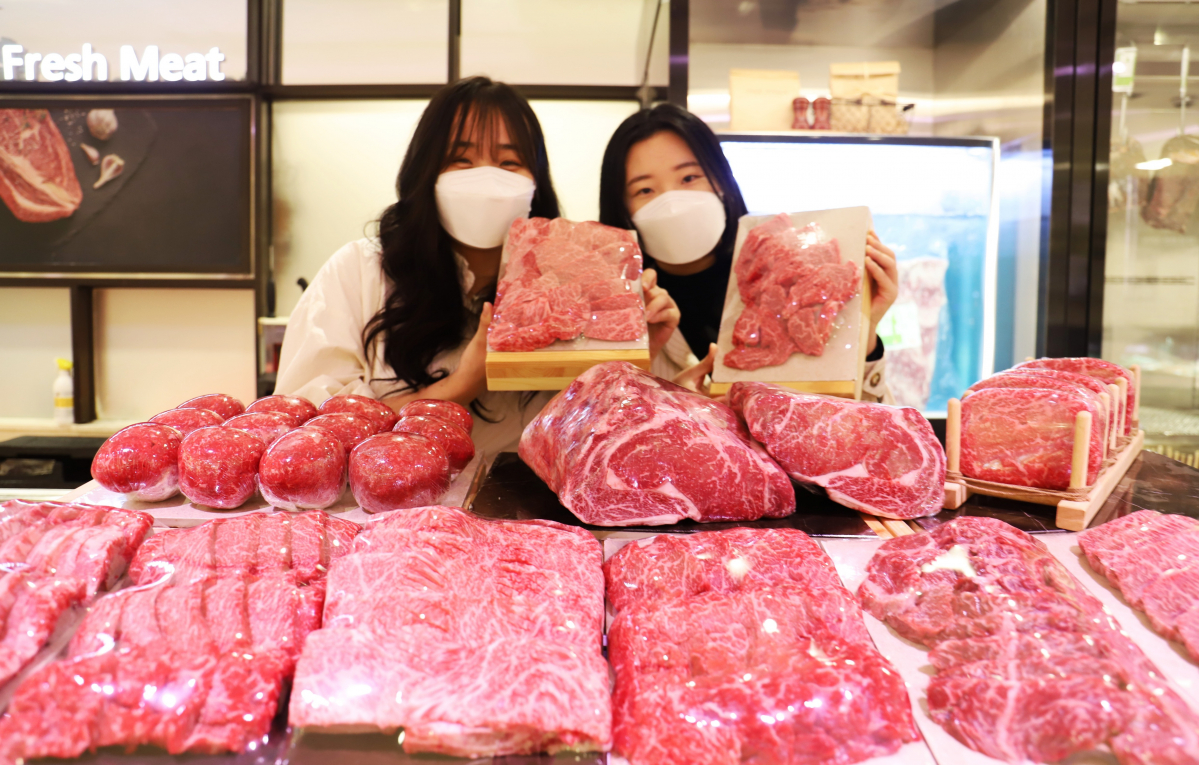 ▲본점 식품관에서 모델들이 '한우 특별 기획전' 행사를 홍보하고 있다.  (사진제공=롯데백화점)