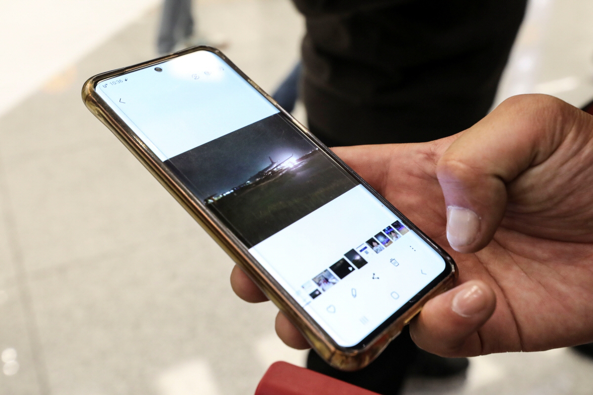 ▲25일 오후 인천국제공항 제2여객터미널에서 사고 당시 목격자가 취재진들에게 당시 현장 사진을 보여주고 있다. (뉴시스)
