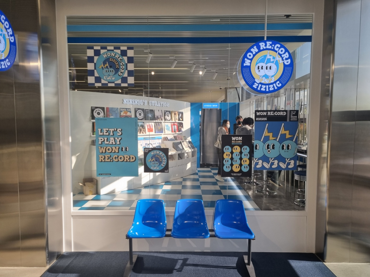 ▲우리은행은 서울 마포구 무신사 테라스 홍대에 혁신점포 '원 레코드'를 운영 중이다. 원 레코드에는 4개의 LP 청취부스와 굿즈 전시존, 메인 포토존, ATM 형태의 포토부스, 디지털데스크 체험이 마련돼 있다. (이재영 기자 ljy0403@)