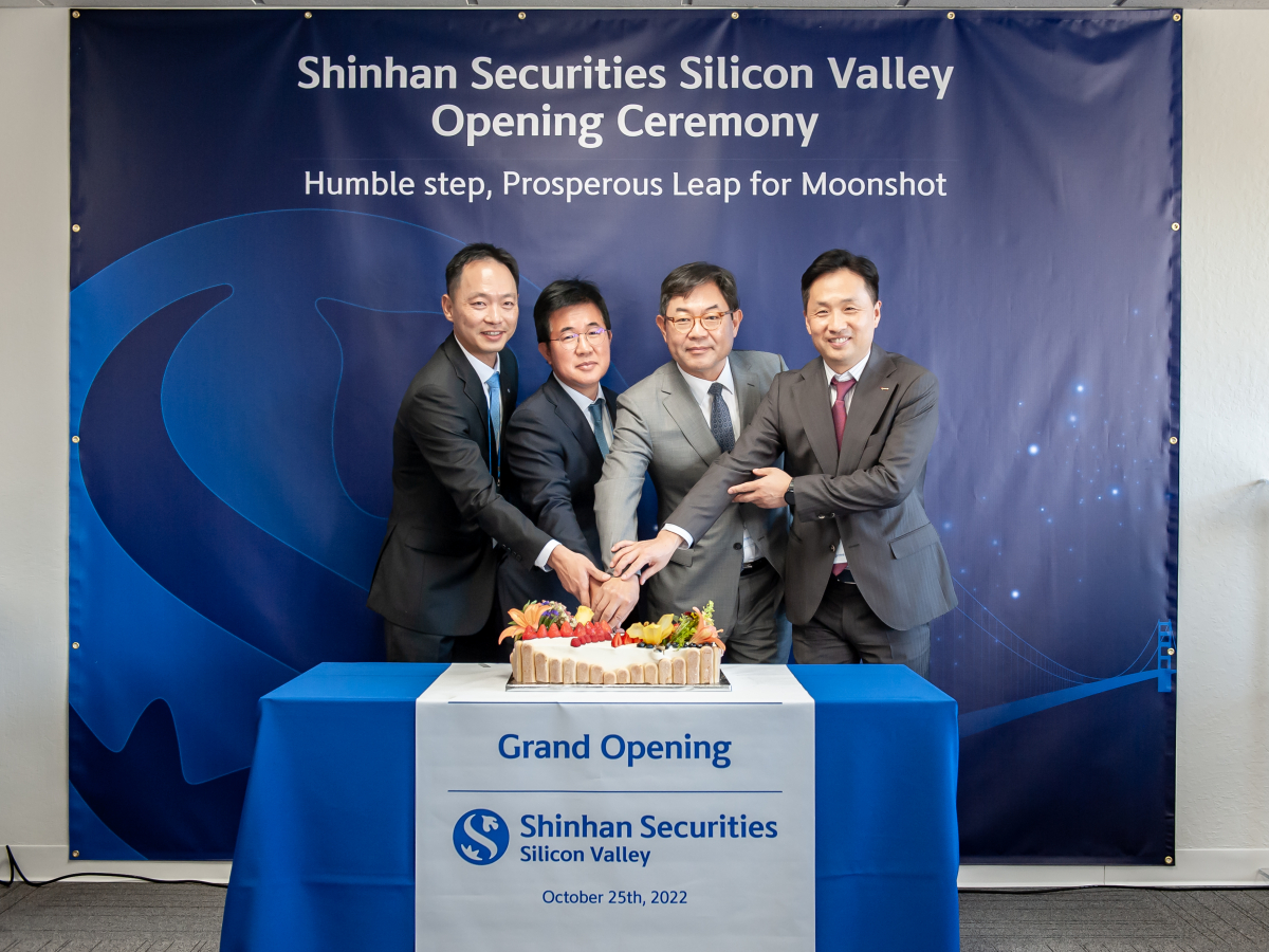 ▲정희준 신한투자증권 실리콘밸리 사무소장, 이영창 신한투자증권 사장, 윤상수 샌프란시스코 총영사, 박용민 코트라 실리콘밸리무역관장이 신한투자증권 실리콘밸리 사무소 개소를 기념해 케이크를 커팅하고 있다. (사진 제공=신한투자증권)