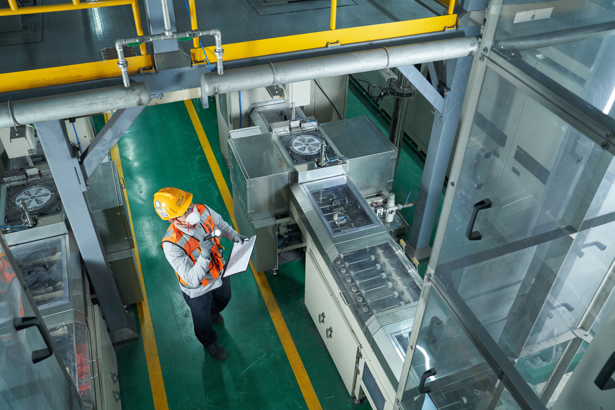 ▲포스코케미칼 담당자가 양극재 광양공장 생산라인을 점검하고 있다. (사진제공=포스코케미칼)