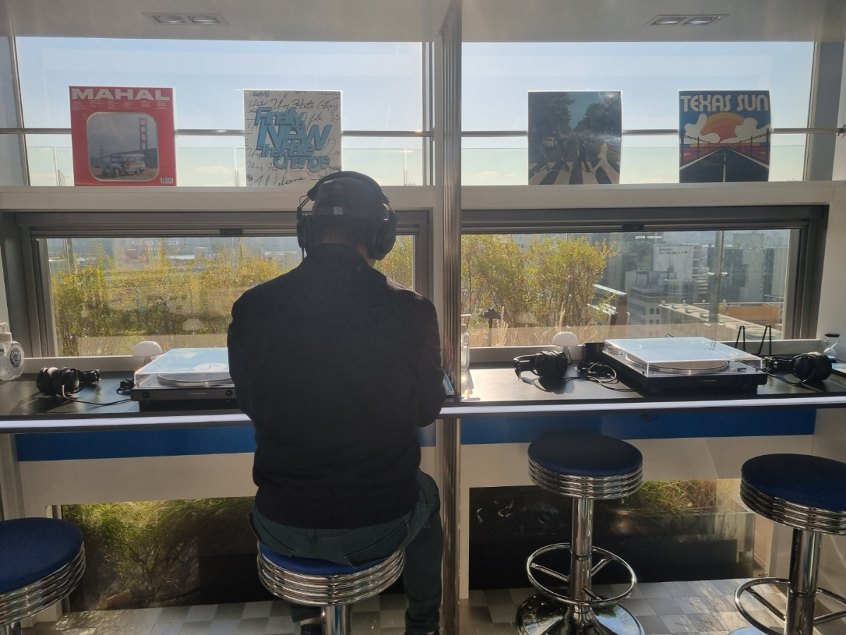 ▲'원 레코드'에는 평일에도 100여 명이 방문해 LP 음악을 듣고 스티커 사진을 찍는 등 다양한 체험활동을 하고 있다. (이재영 기자 ljy0403@)