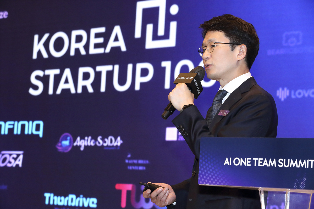 ▲AI 원팀 서밋 2022에서 KT AI/BigData사업본부 최준기 본부장이 발표하고 있다. (사진제공=KT)