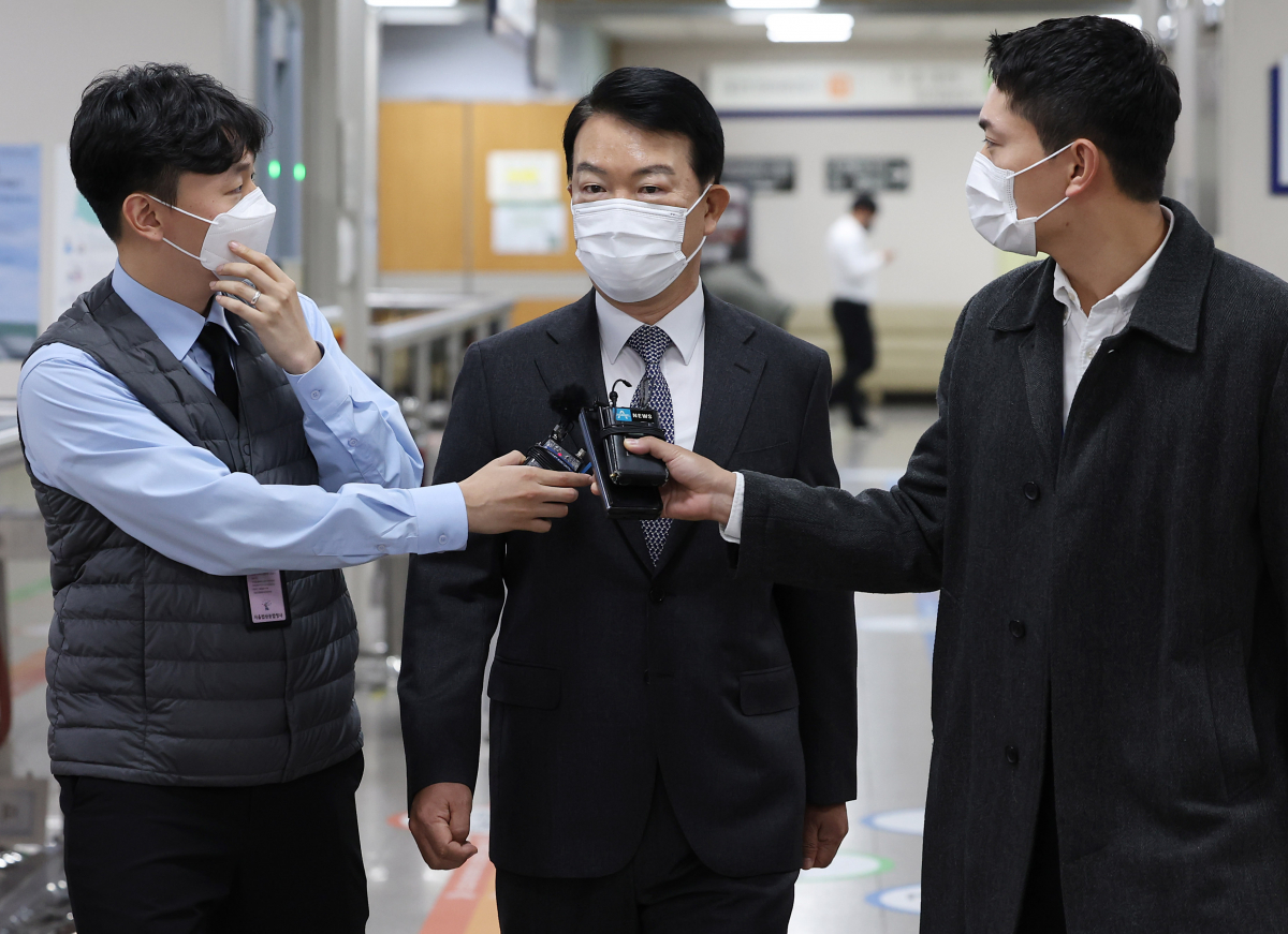 ▲선거 불법 개입 혐의를 받고 있는 강신명 전 경찰청장이 26일 오후 서초동 서울중앙지법에서 열리는 1심 선고공판에 출석하고 있다. (연합뉴스)