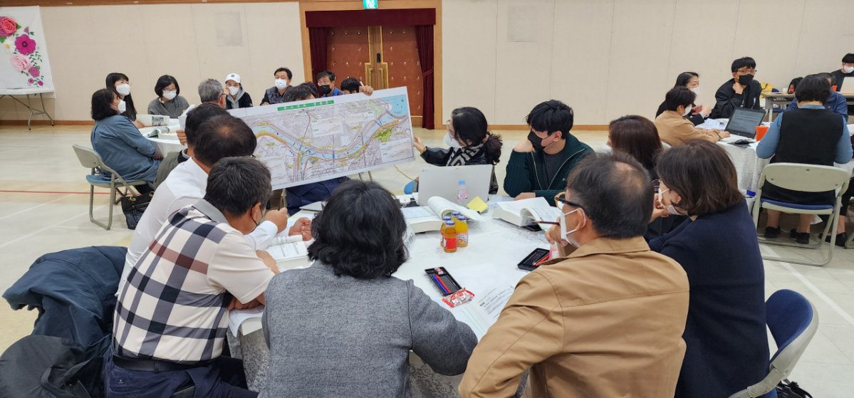 ▲서울 성동구 주민배심원들이 회의를 하고 있다. (자료제공=성동구)