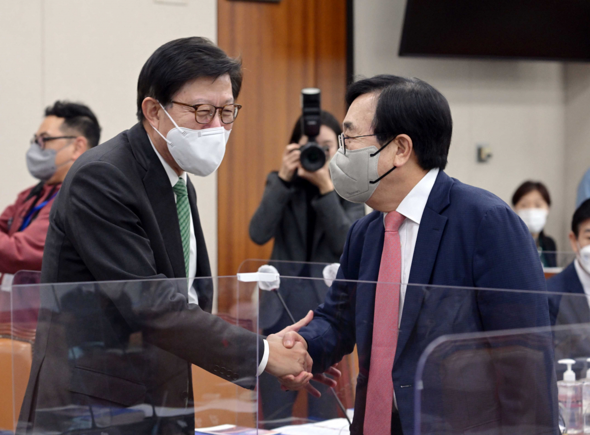 ▲박형준 부산시장이 26일 오전 국회에서 열린 2030부산세계박람회 유치지원 특별위원회 회의에서 서병수 위원장과 악수하고 있다. (국회사진기자단)