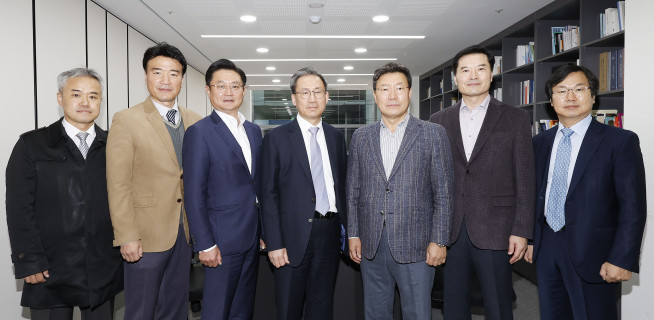 ▲26일 서울 강남구 이투데이 본사에서 열린 '이투데이 독자위원회 하반기 정례회의'에서 참석자들이 기념촬영을 하고 있다.(왼쪽부터) 송병기 이투데이 유통바이오부장, 박성호 이투데이 편집국장, 이준석 신한은행 본부장, 김덕헌 이투데이 대표이사, 김경식 고철연구소 소장, 신경철 GS건설 본부장, 박상진 코이카 실장. 조현호 기자 hyunho@