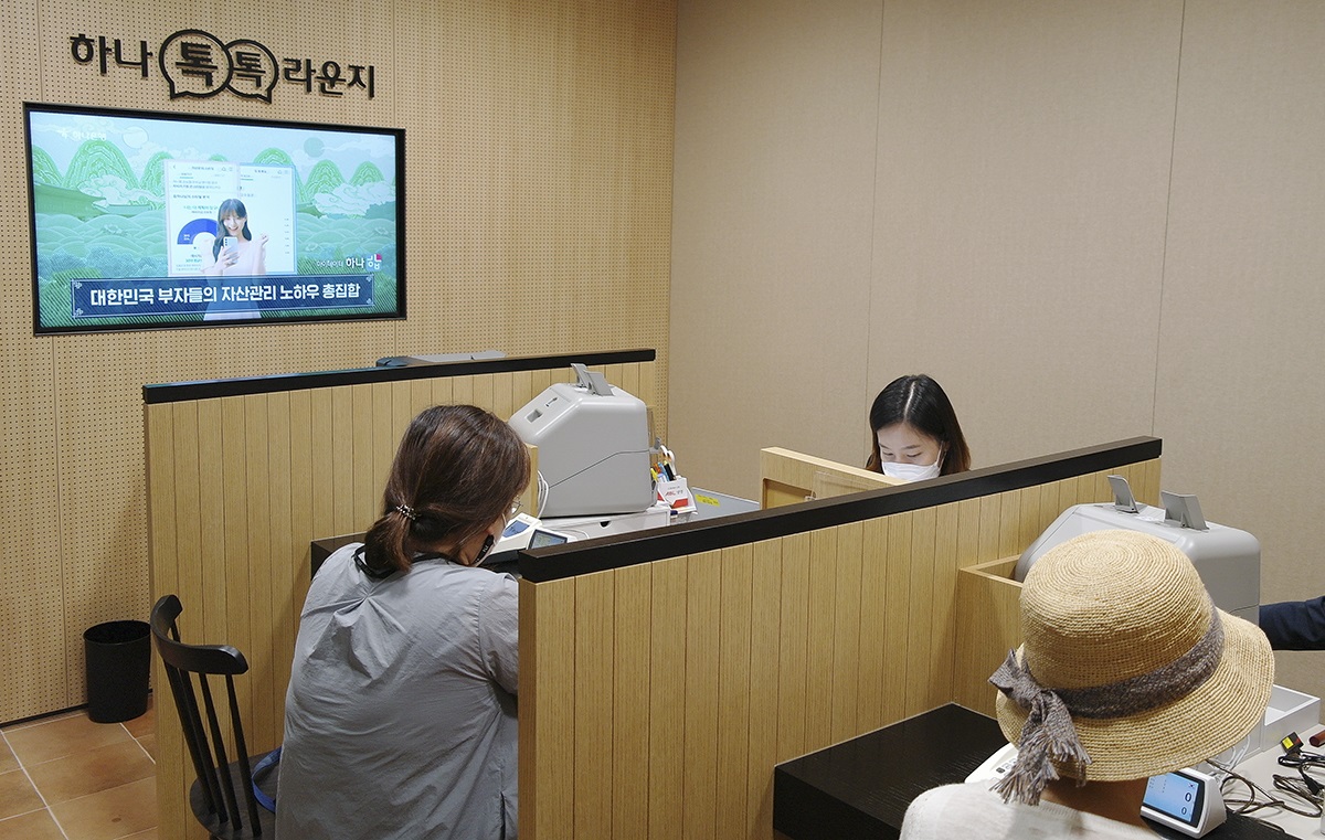 ▲하나은행은 폐쇄점포를 활용해 신개념 점포로 탈바꿈한 '하나 톡톡 라운지'를 운영 중이다. 이곳에는 STM, ATM 등 셀프뱅킹 코너와 지역 주민을 위한 커뮤니티 공간으로 구성했다. 기계에 익숙치 않은 금융 소외계층을 위해 인근 영업점 직원이 주 1회 방문해 직접 금융 서비스도 제공한다. (사진제공=하나은행)