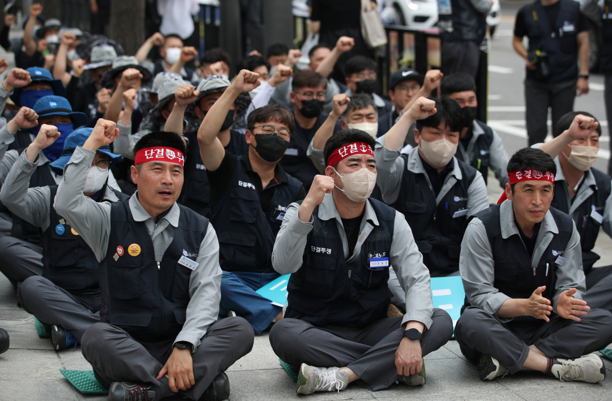 ▲현대중공업그룹 조선3사(현대중공업, 현대삼호중공업, 현대미포조선) 노동조합원들이 지난 7월 18일 오후 서울 종로구 현대빌딩 앞에서 열린 공동요구안 전달식 및 승리 결의대회에서 구호를 외치고 있다.(뉴시스)