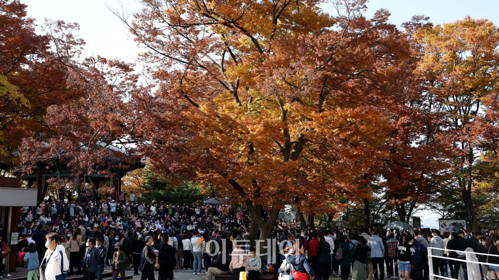 ▲절기상 상강인 23일 서울 남산이 나들이를 나온 시민들로 붐비고 있다.  (신태현 기자 holjjak@)
