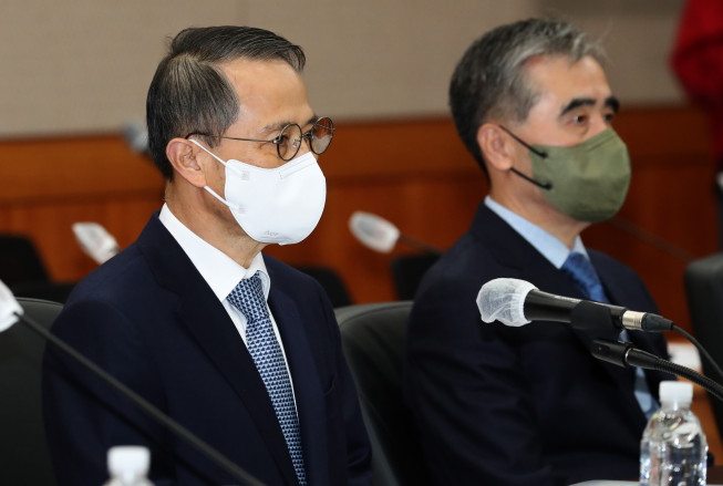 ▲26일 서울 내곡동 국가정보원 청사에서 열린 국회 정보위원회의 국정원에 대한 국정감사에서 김규현 국정원장이 국정감사 시작을 기다리고 있다. 오른쪽은 김수연 2차장.  (연합뉴스)
