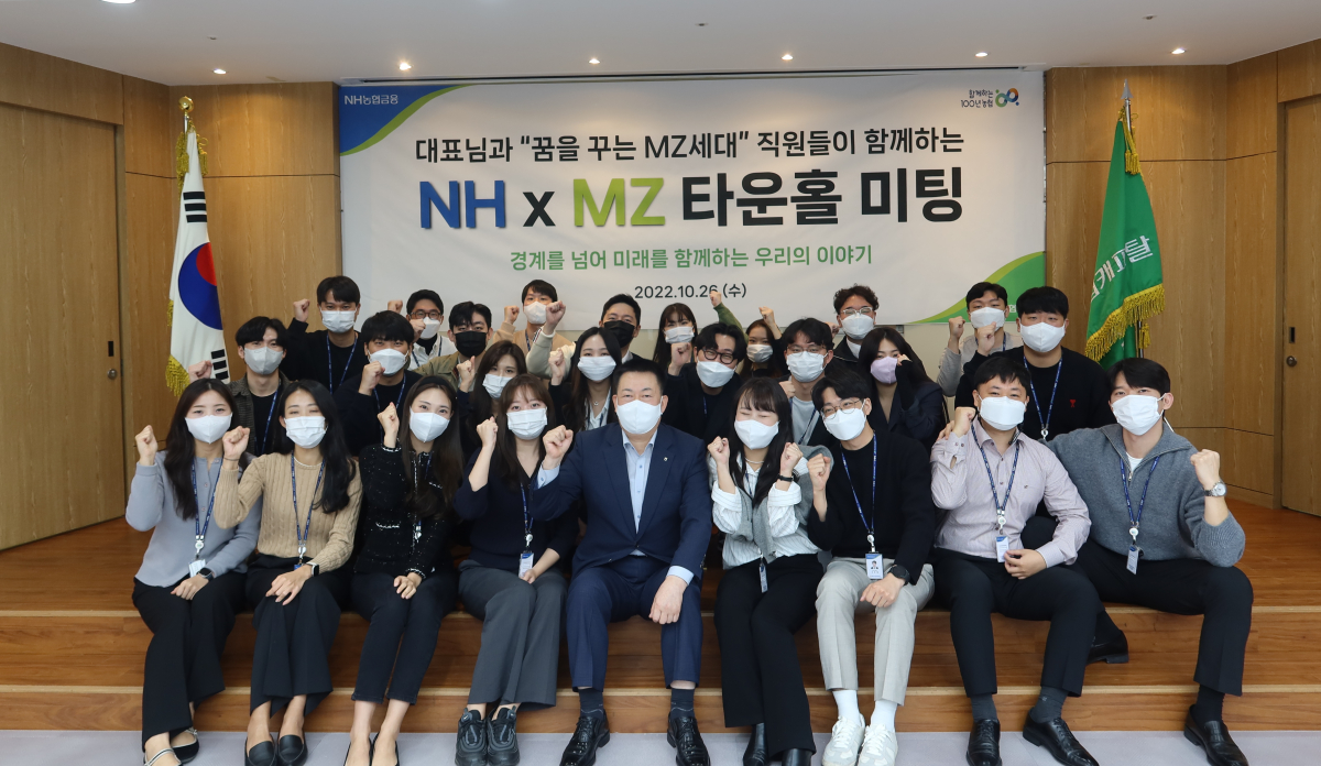 ▲조두식 NH농협캐피탈 대표이사(앞줄 왼쪽에서 다섯 번째)와 직원들이 기념촬영을 하고 있다. (사진제공=NH농협캐피탈)