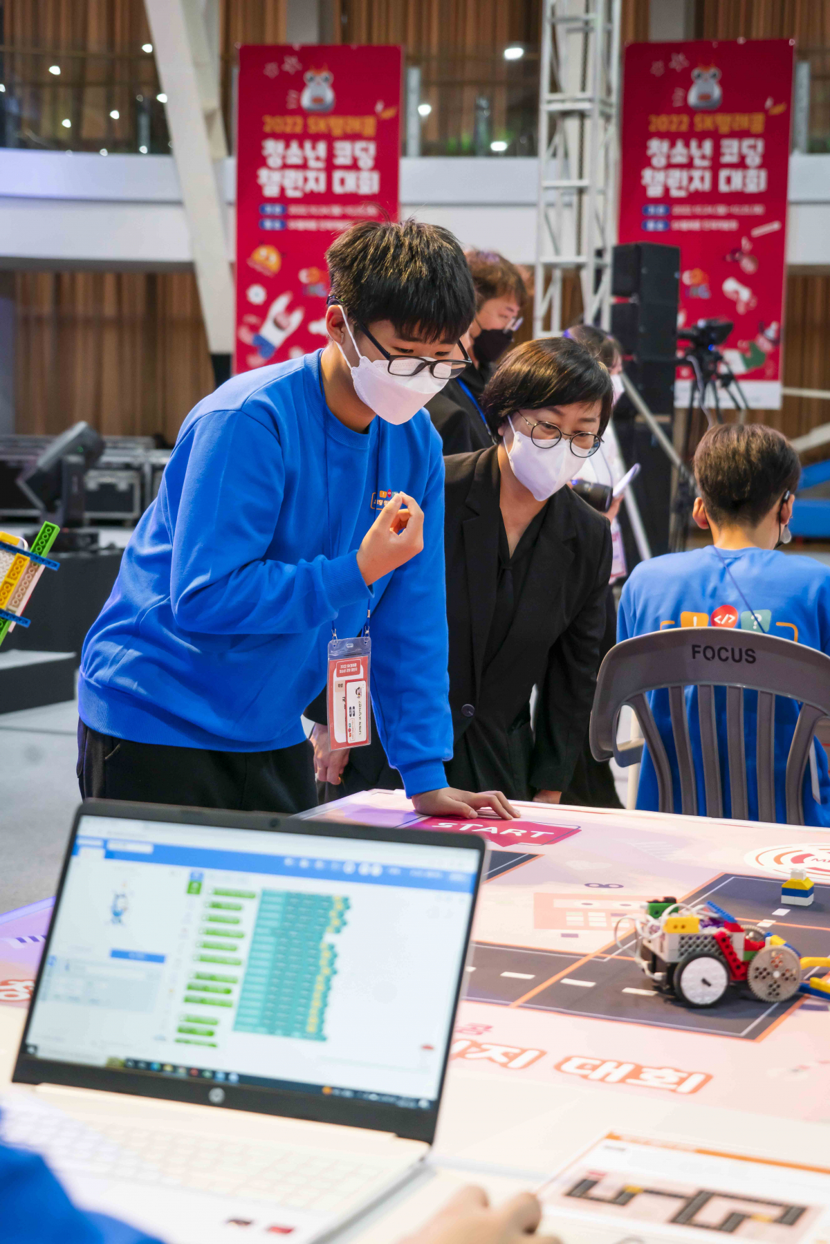 ▲‘코딩챌린지’에 참가한 청소년들이 다양한 문제를 풀며 과제를 해결하고 있다. (사진제공=SK텔레콤)