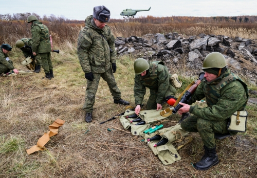▲블라디미르 푸틴 러시아 대통령의 군동원령에 따라 징집된 러시아 병사들이 훈련을 받고 있다. 야로슬라블(러시아)/타스연합뉴스

